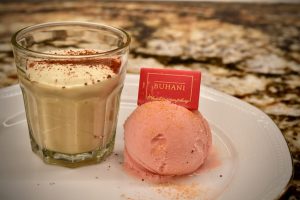 Espressocreme mit Kaffeesahne und hausgemachtem Erdbeereis